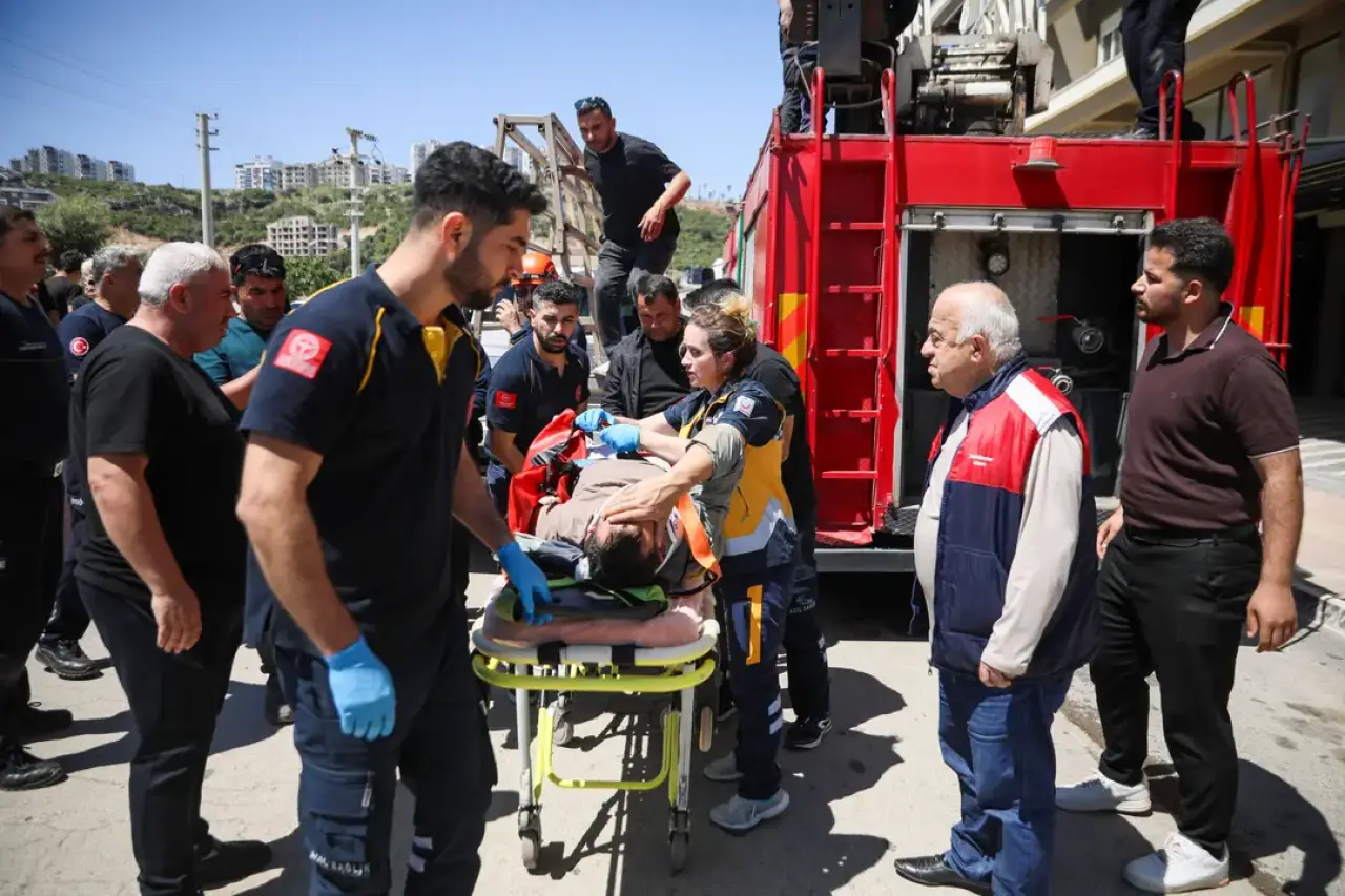 Kepez'de 4'üncü Katın Penceresinden Düştü! Tenteye Asılı Kaldı 6