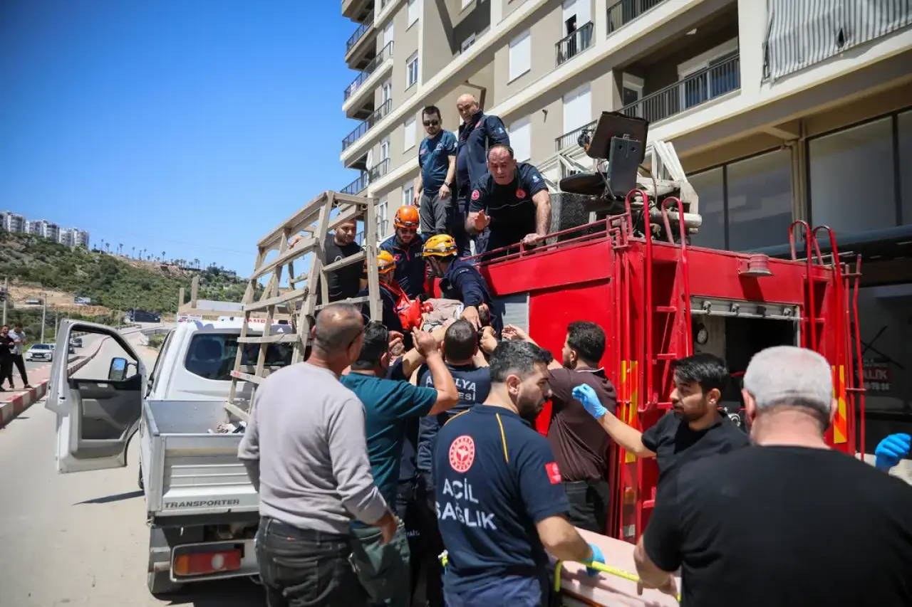 Kepez'de 4'üncü Katın Penceresinden Düştü! Tenteye Asılı Kaldı 5