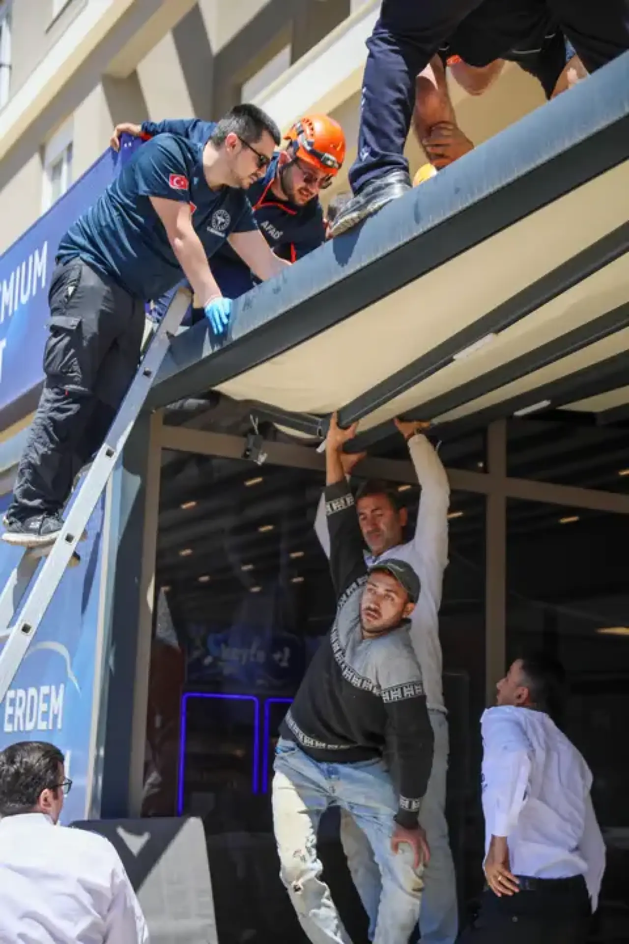 Kepez'de 4'üncü Katın Penceresinden Düştü! Tenteye Asılı Kaldı 4