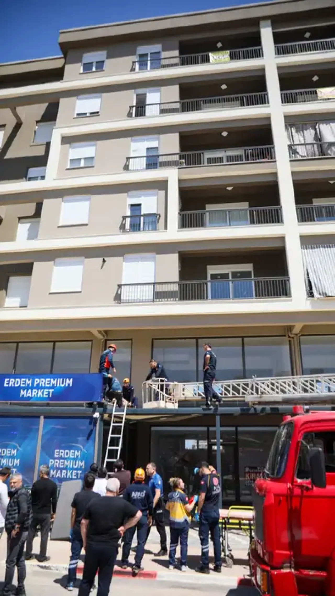 Kepez'de 4'üncü Katın Penceresinden Düştü! Tenteye Asılı Kaldı 1