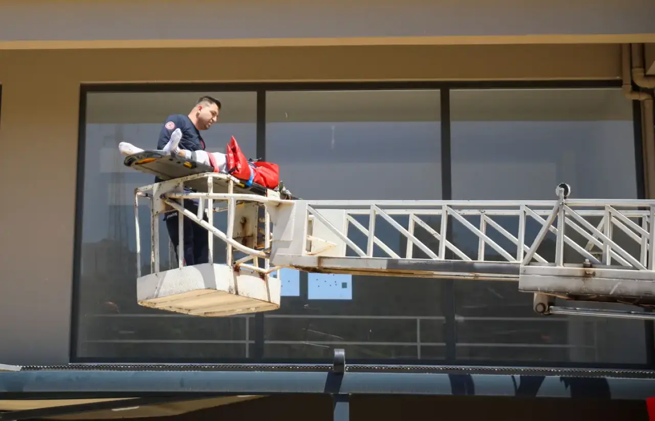 Kepez'de 4'üncü Katın Penceresinden Düştü! Tenteye Asılı Kaldı 3