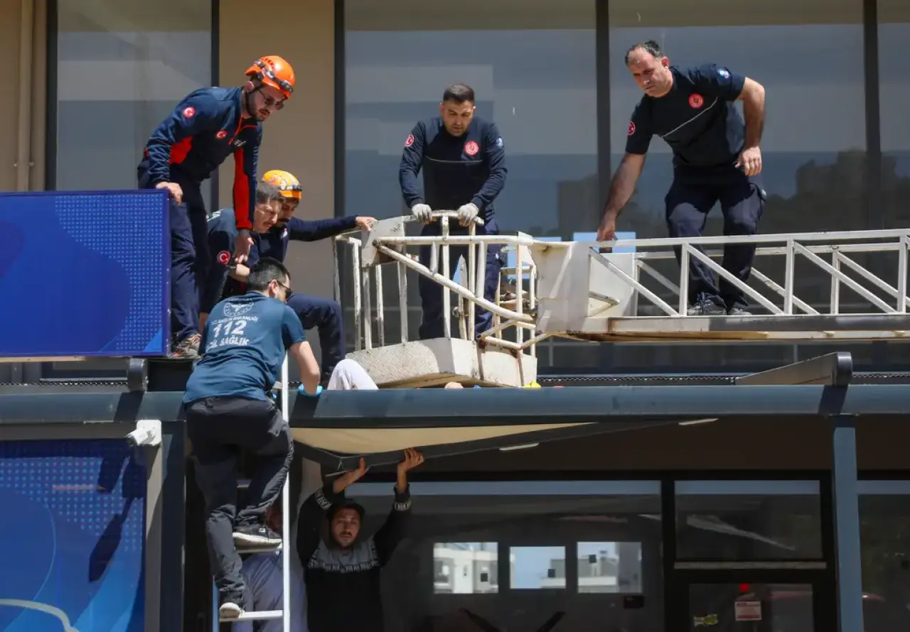 Kepez'de 4'üncü Katın Penceresinden Düştü! Tenteye Asılı Kaldı 2