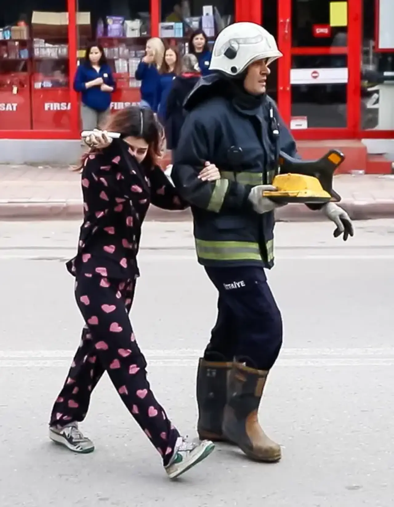 Kültür'de Öğrenci Apartında Çıkan Yangın Korkuttu 4