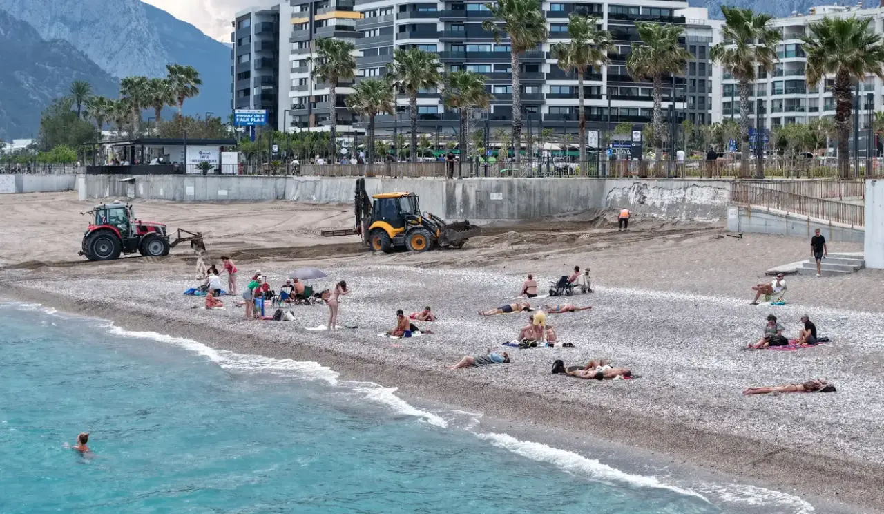 Ağır İş Makineleri Dünyaca Ünlü Konyaaltı Sahili'nde 2