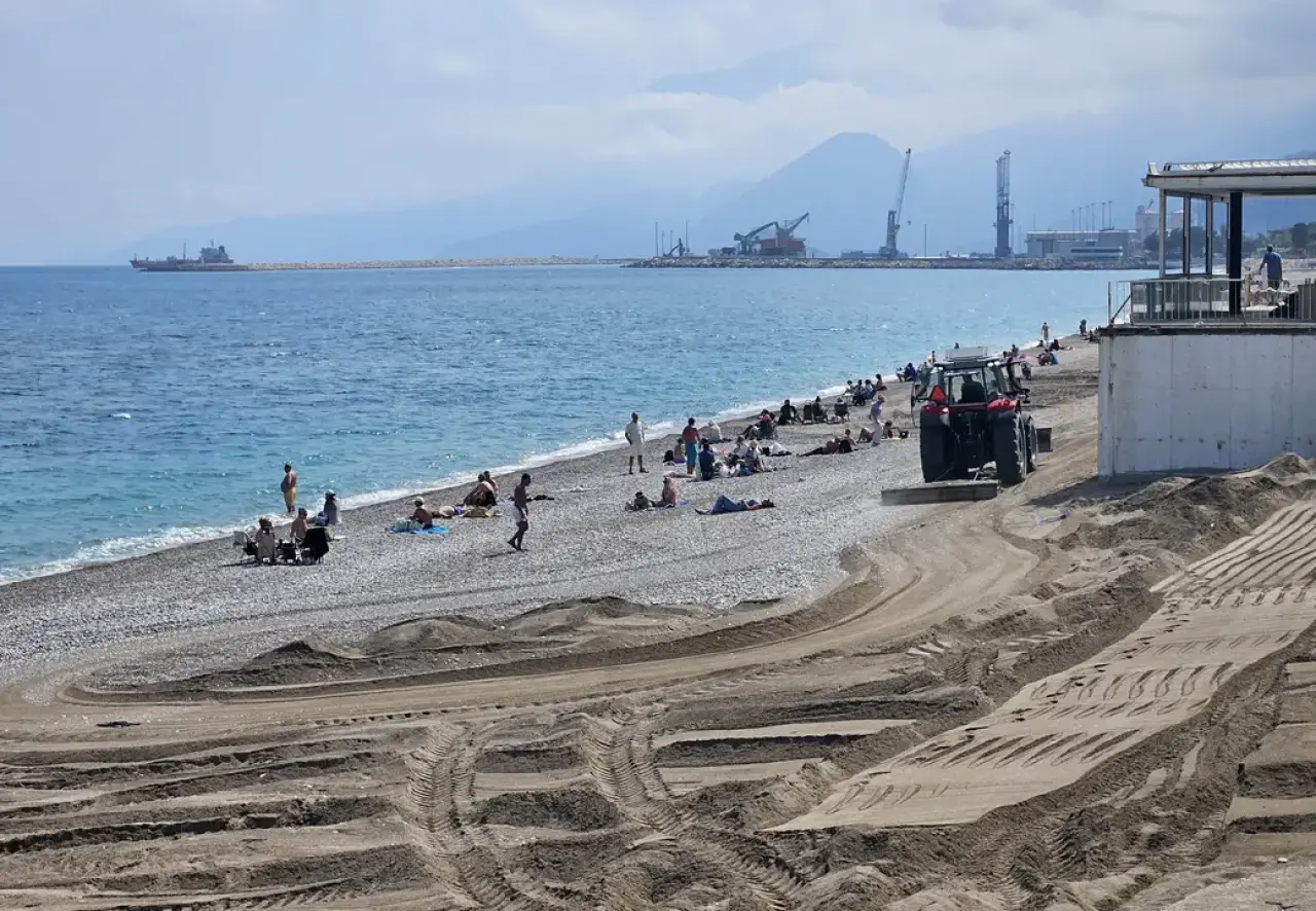 Ağır İş Makineleri Dünyaca Ünlü Konyaaltı Sahili'nde 7
