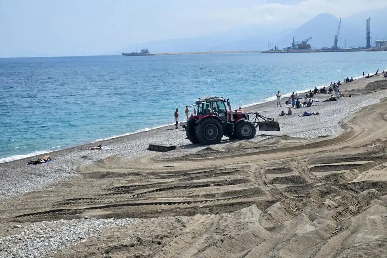 Ağır İş Makineleri Dünyaca Ünlü Konyaaltı Sahili'nde 5