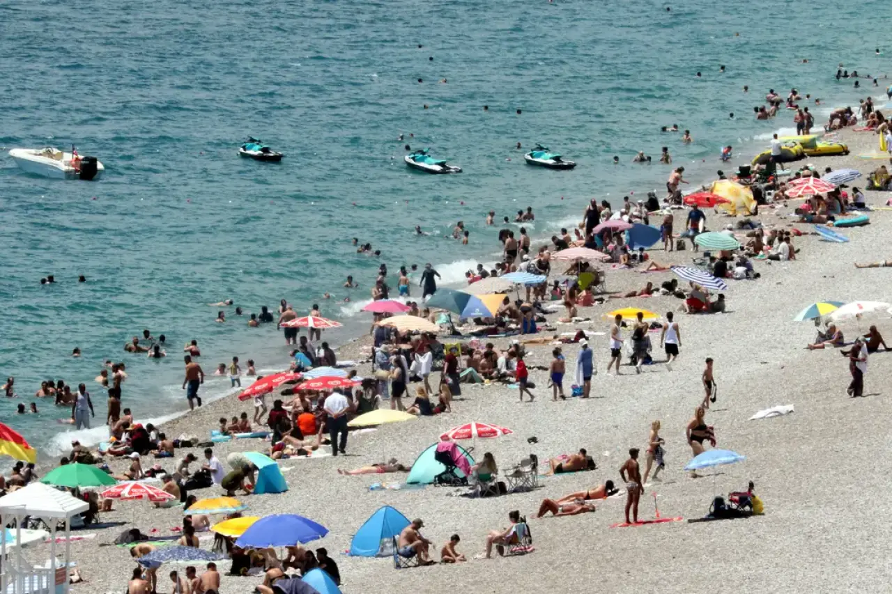 Bayramın 3. Gününde Konyaaltı Plajı Dronla Görüntülendi 1
