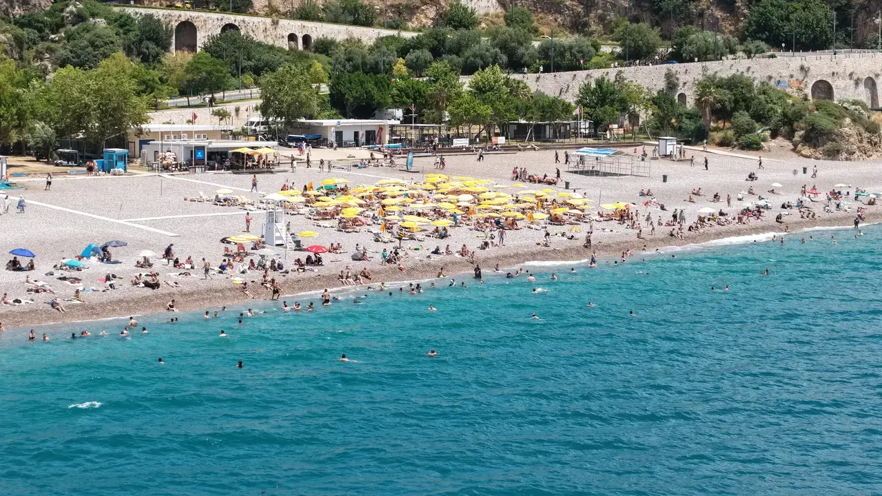Bayramın 3. Gününde Konyaaltı Plajı Dronla Görüntülendi 5