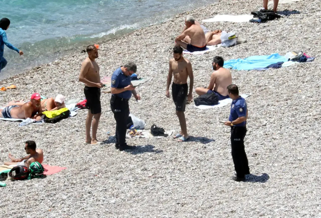 Bayramın 3. Gününde Konyaaltı Plajı Dronla Görüntülendi 7