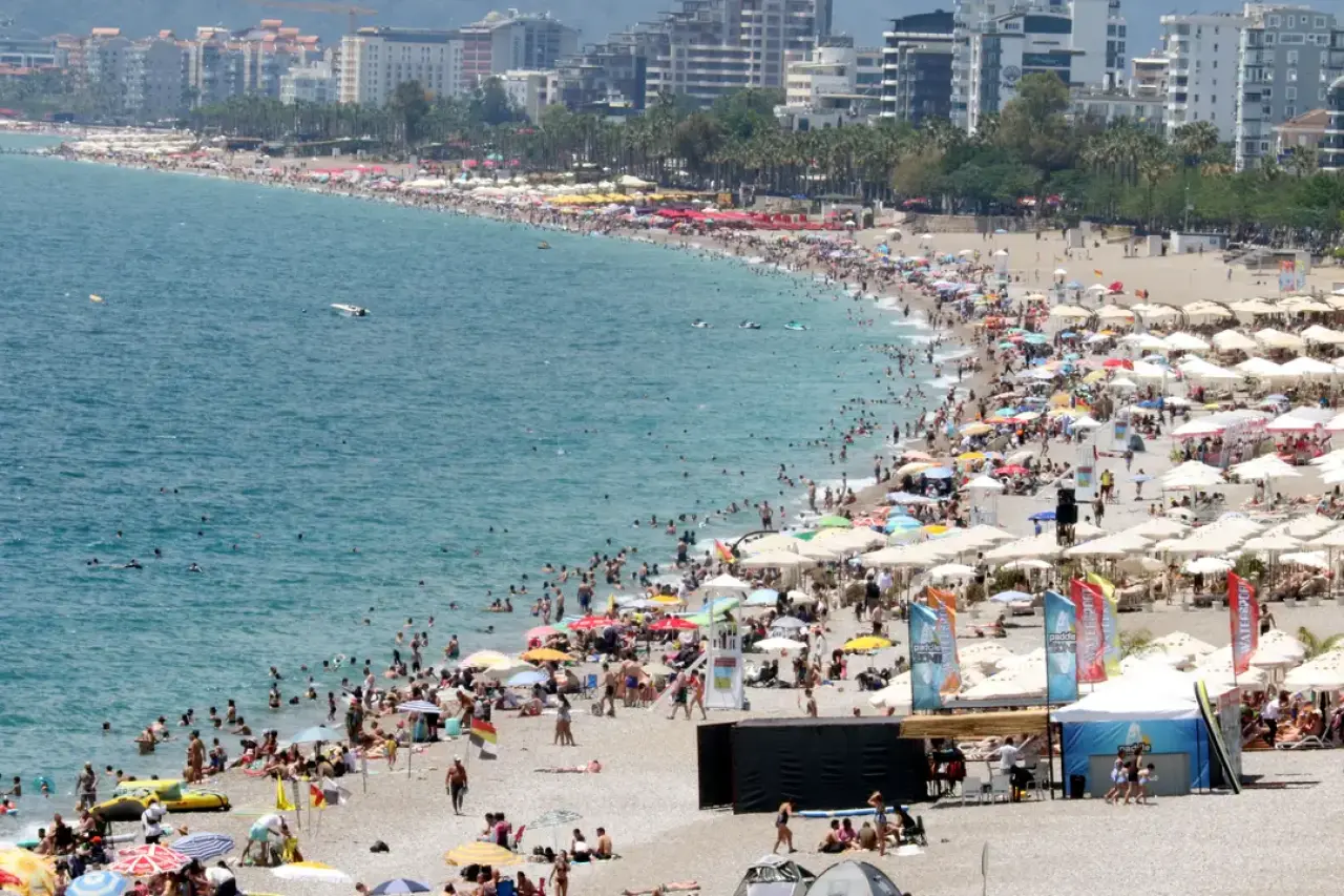 Bayramın 3. Gününde Konyaaltı Plajı Dronla Görüntülendi 6