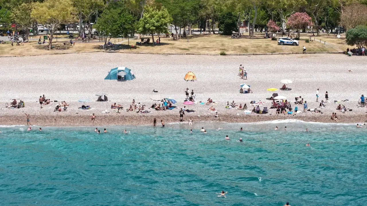 Bayramın 3. Gününde Konyaaltı Plajı Dronla Görüntülendi 2