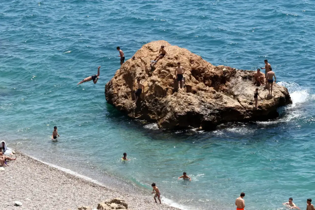 Bayramın 3. Gününde Konyaaltı Plajı Dronla Görüntülendi 8