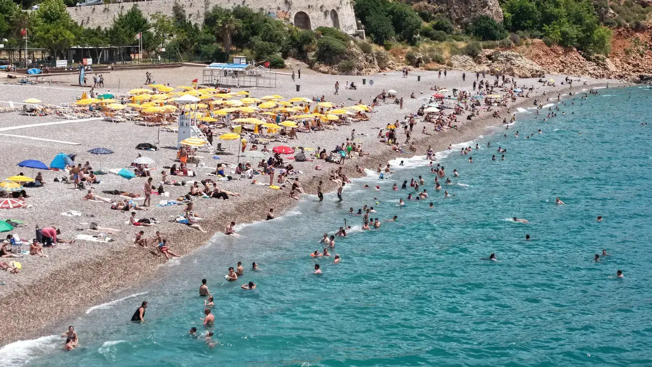 Bayramın 3. Gününde Konyaaltı Plajı Dronla Görüntülendi 3