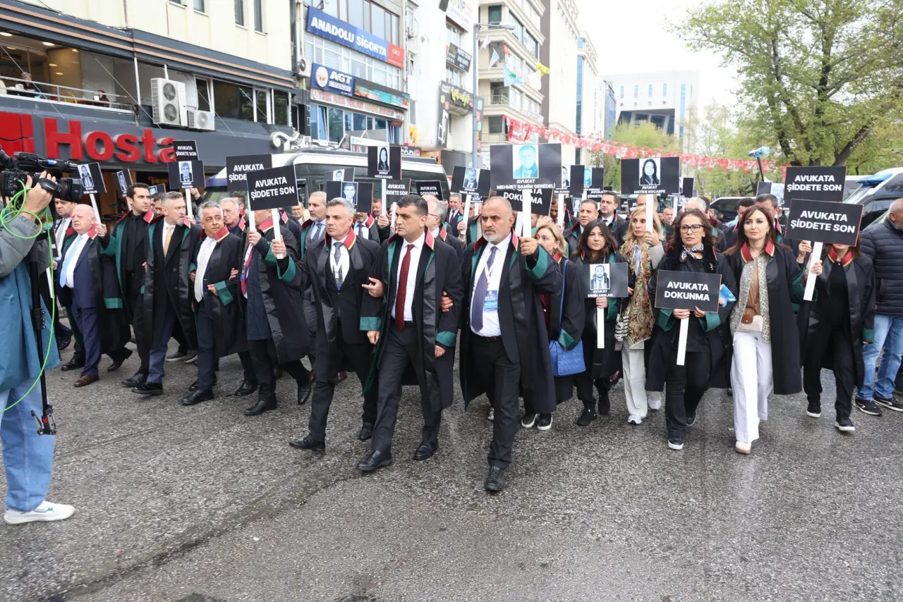 Antalya Barosu TBMM Önünde: Avukata Şiddete Karşı Ankara'da Tarihi Yürüyüş! 1