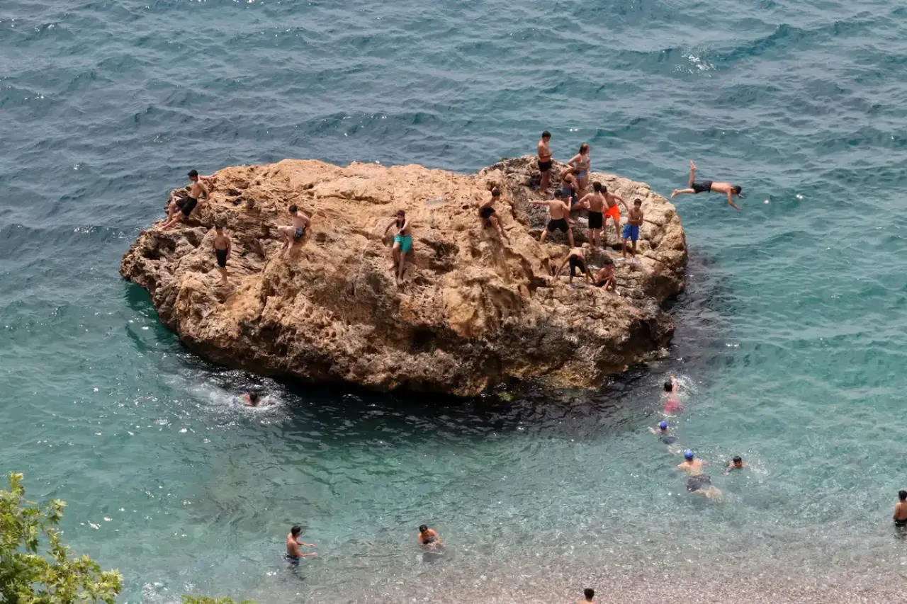 Antalya’da 19 Mayıs Tatili Konyaaltı Sahili’ni Doldurdu! 7