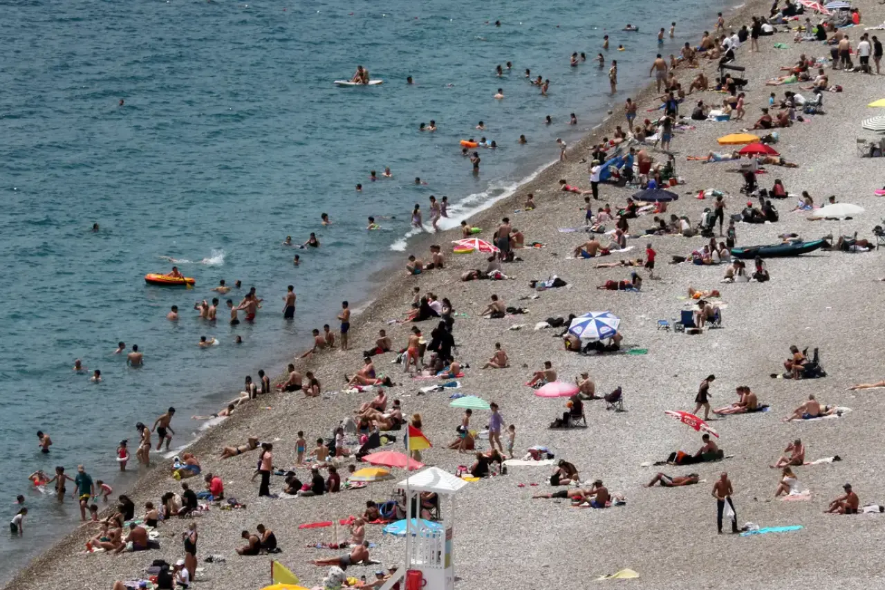 Antalya’da 19 Mayıs Tatili Konyaaltı Sahili’ni Doldurdu! 1