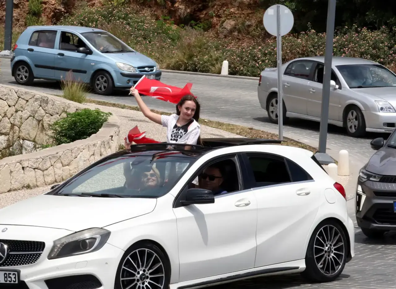 Antalya’da 19 Mayıs Tatili Konyaaltı Sahili’ni Doldurdu! 8