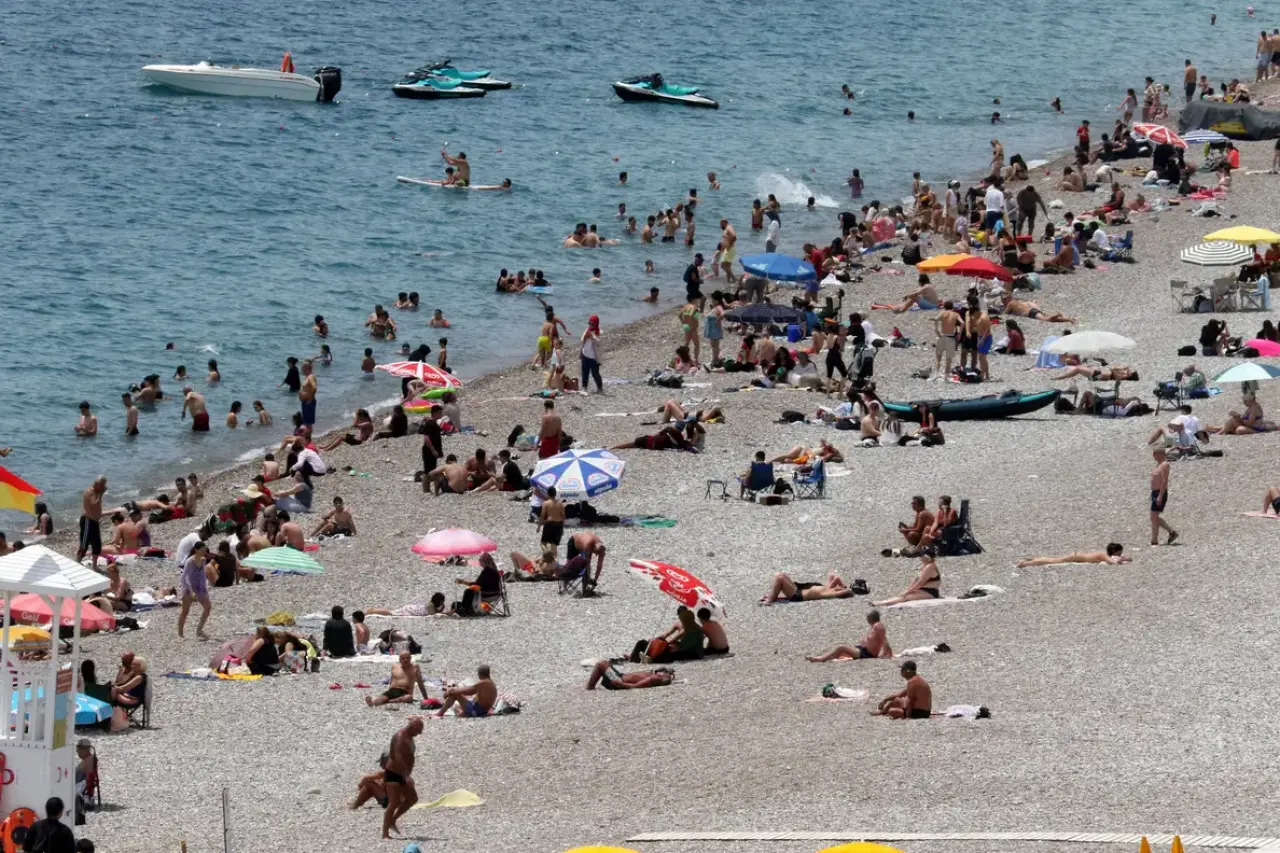 Antalya’da 19 Mayıs Tatili Konyaaltı Sahili’ni Doldurdu! 3