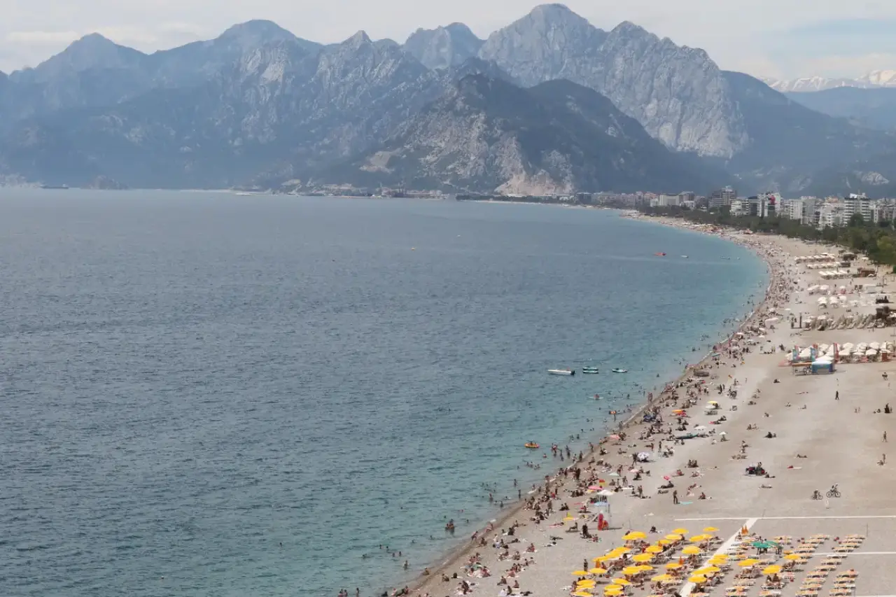 Antalya’da 19 Mayıs Tatili Konyaaltı Sahili’ni Doldurdu! 2