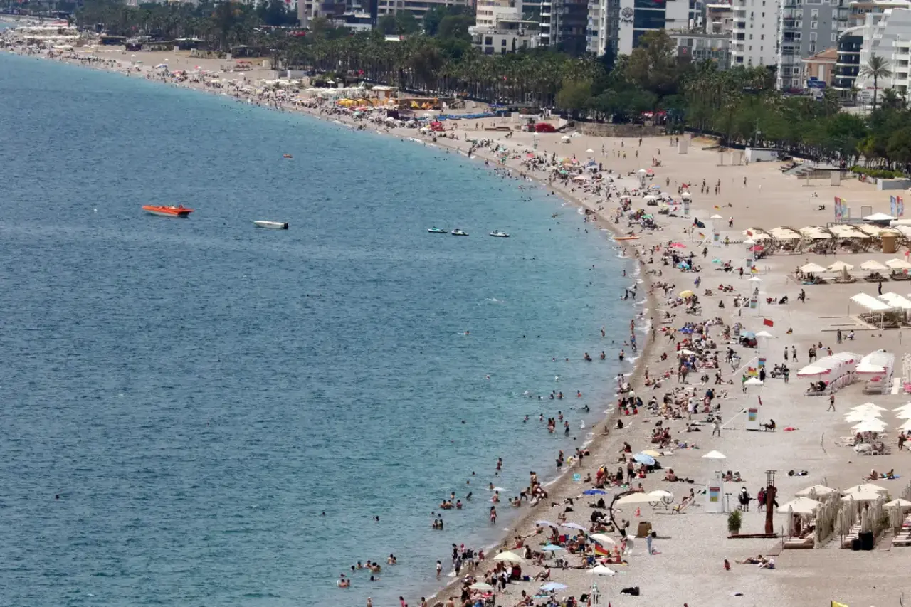 Antalya’da 19 Mayıs Tatili Konyaaltı Sahili’ni Doldurdu! 4