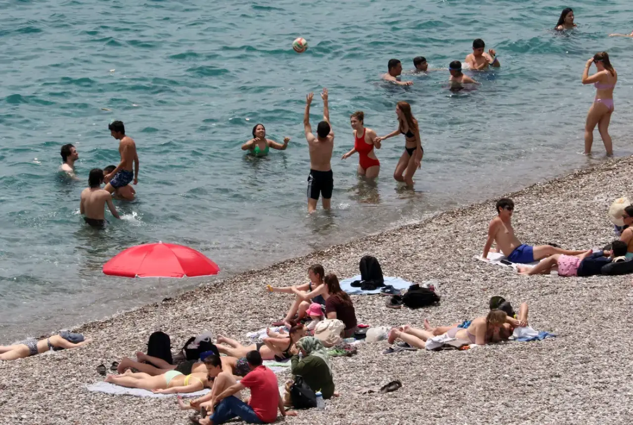 Antalya’da 19 Mayıs Tatili Konyaaltı Sahili’ni Doldurdu! 6
