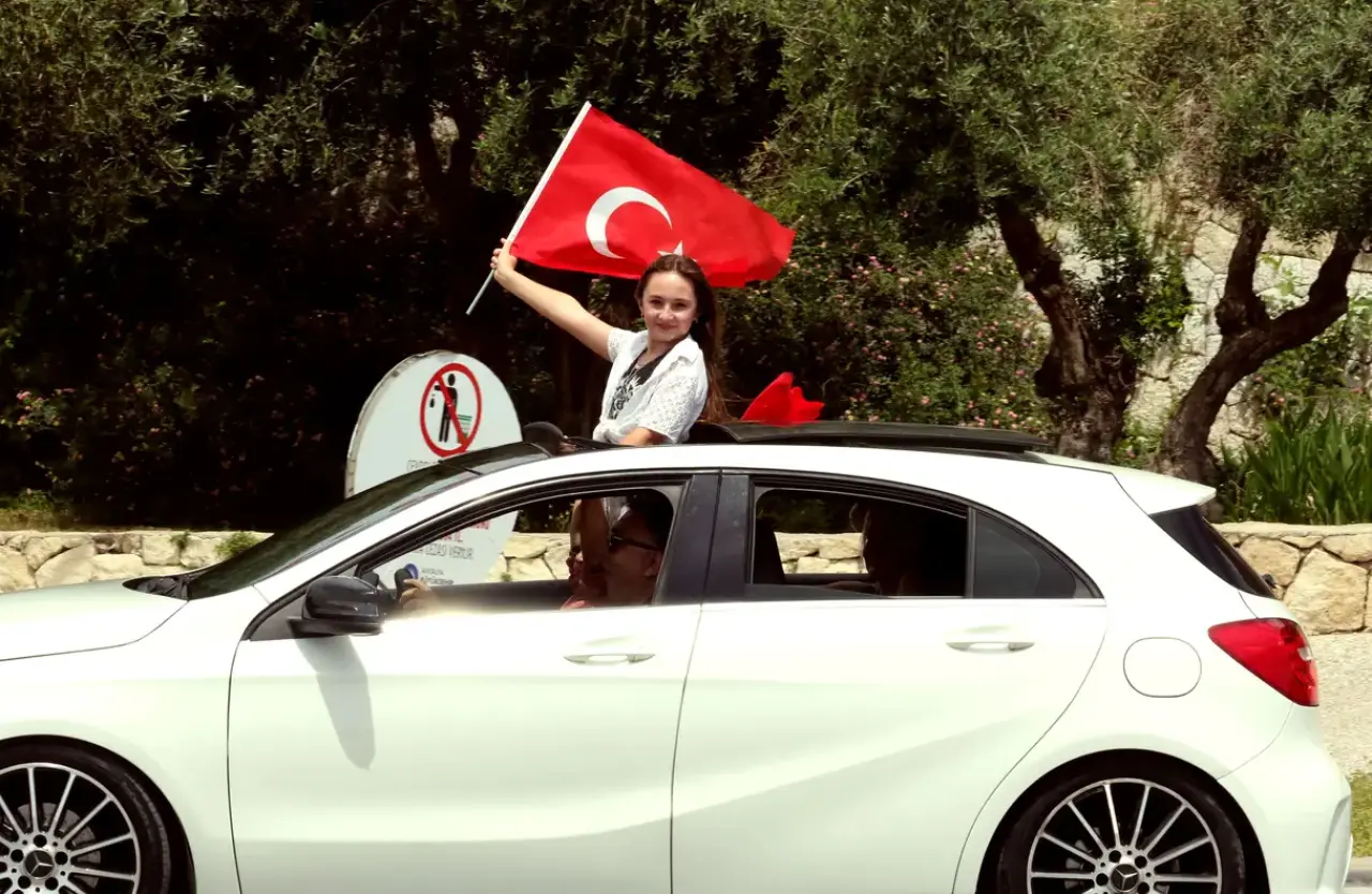 Antalya’da 19 Mayıs Tatili Konyaaltı Sahili’ni Doldurdu! 9