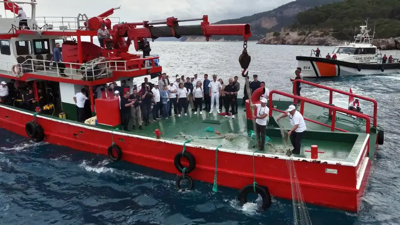 Antalya'nın Derinliklerinden 500 Metrelik Hayalet Ağ Çıkarıldı! 2