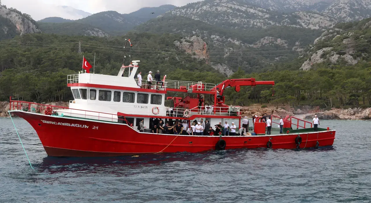 Antalya'nın Derinliklerinden 500 Metrelik Hayalet Ağ Çıkarıldı! 1