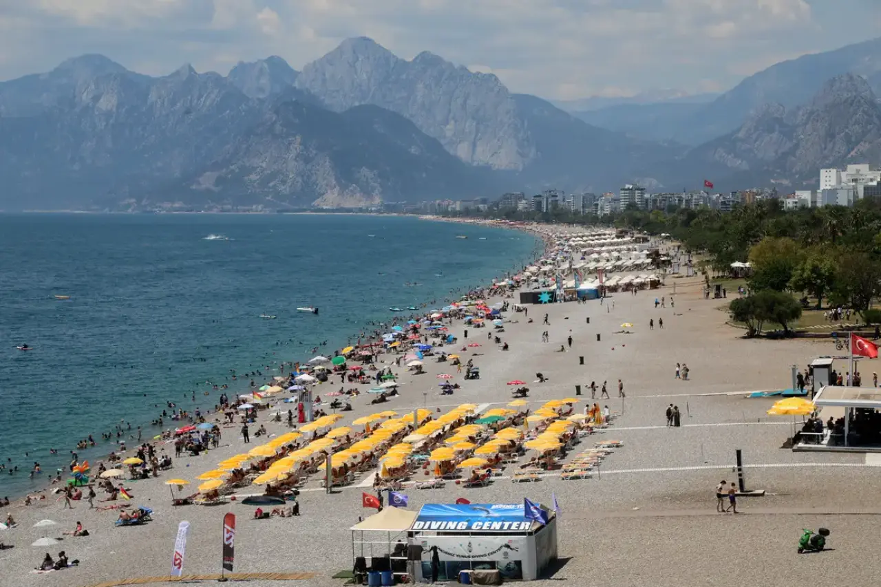 Antalya 30 Derece, Nem Yüzde 80! Serinlemek İçin Konyaaltı'na Akın Ettiler 6