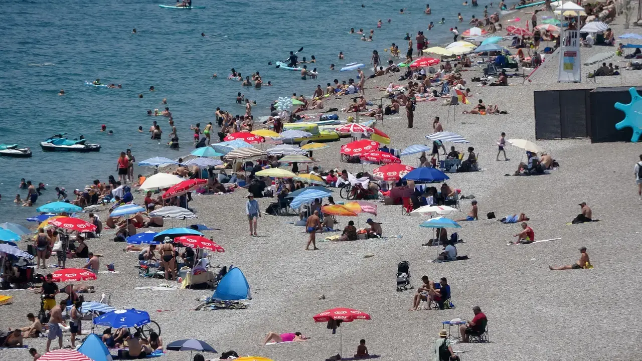 Antalya 30 Derece, Nem Yüzde 80! Serinlemek İçin Konyaaltı'na Akın Ettiler 5