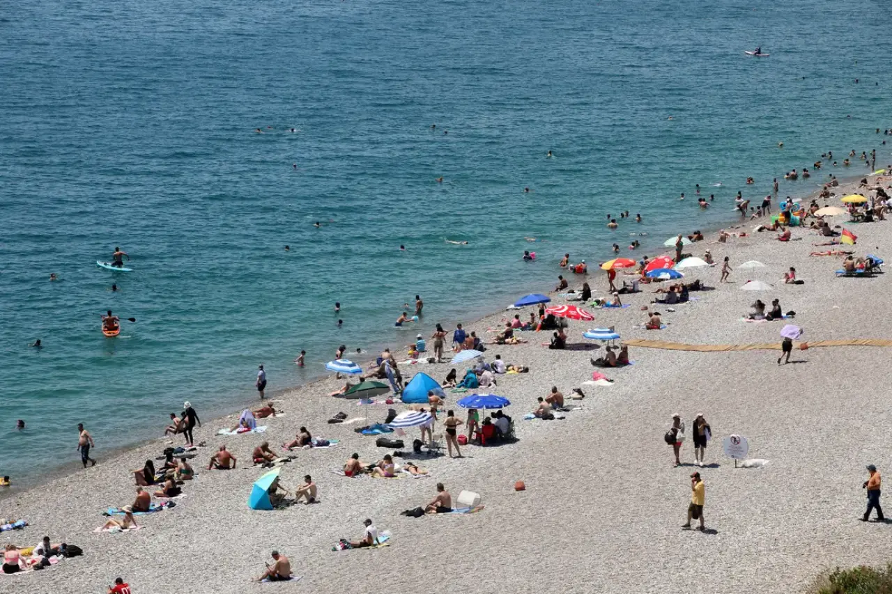 Antalya 30 Derece, Nem Yüzde 80! Serinlemek İçin Konyaaltı'na Akın Ettiler 4