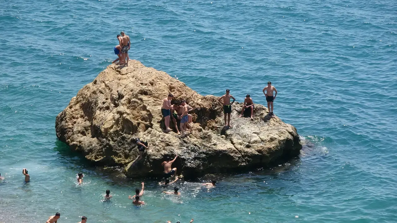 Antalya 30 Derece, Nem Yüzde 80! Serinlemek İçin Konyaaltı'na Akın Ettiler 3