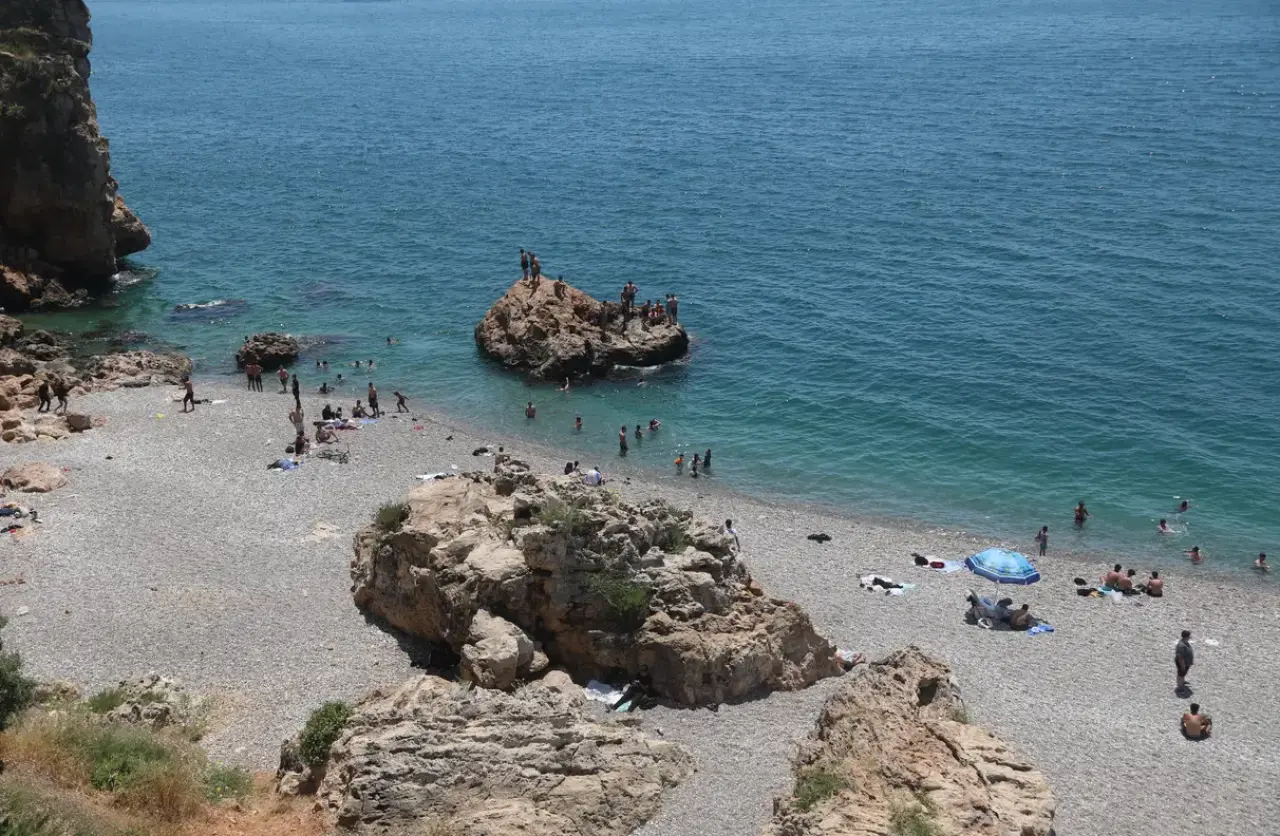 Antalya 30 Derece, Nem Yüzde 80! Serinlemek İçin Konyaaltı'na Akın Ettiler 1