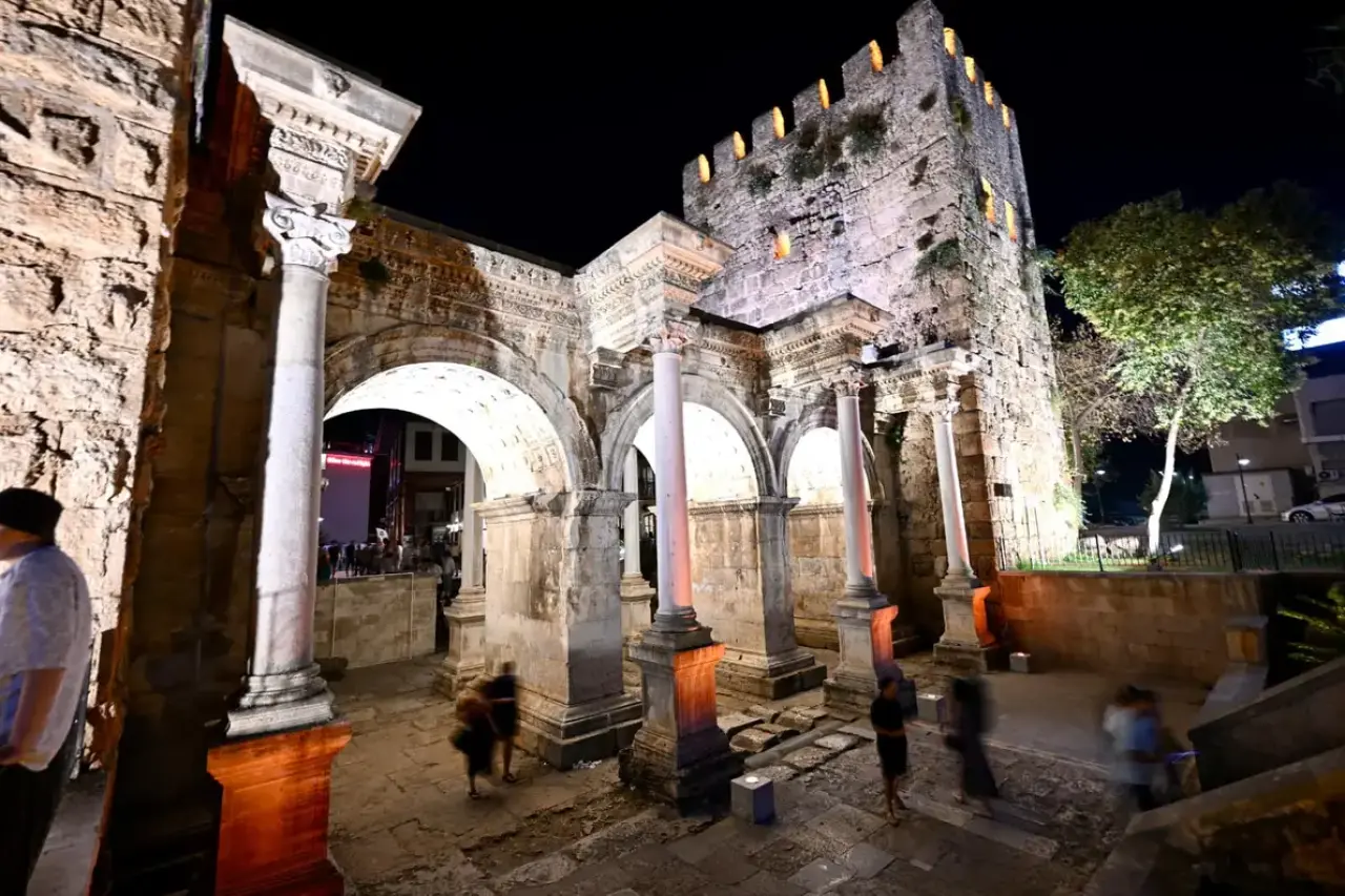 Antalya Üçkapılar Artık Geceleri Daha Görkemli! 7