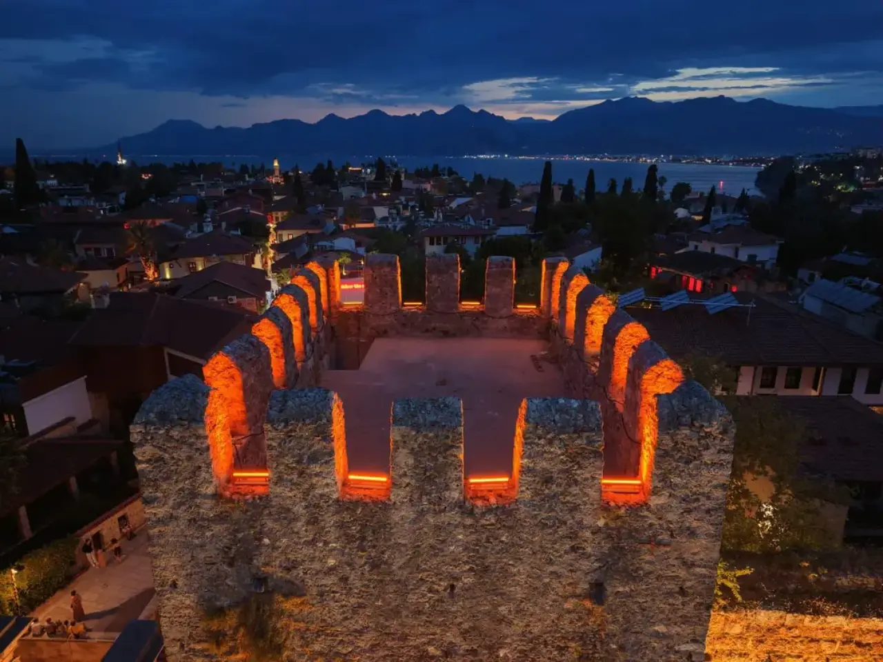 Antalya Üçkapılar Artık Geceleri Daha Görkemli! 4