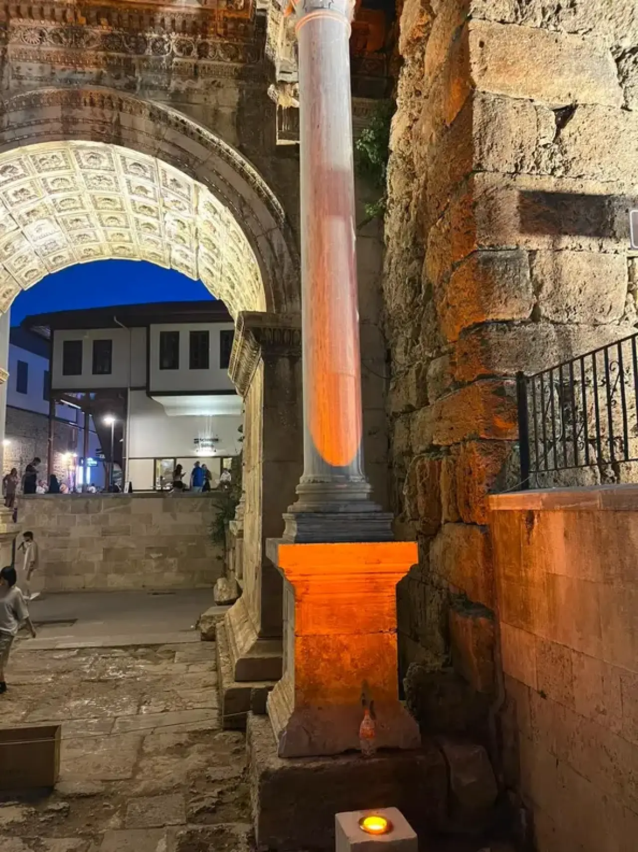 Antalya Üçkapılar Artık Geceleri Daha Görkemli! 8
