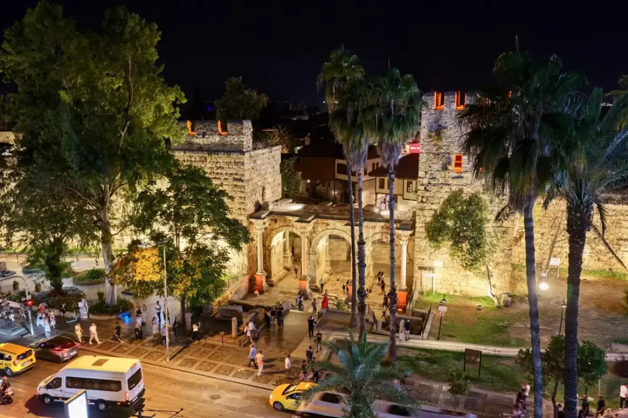 Antalya Üçkapılar Artık Geceleri Daha Görkemli! 3
