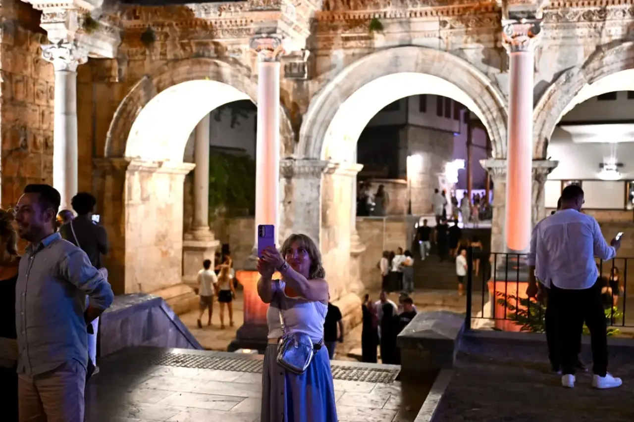 Antalya Üçkapılar Artık Geceleri Daha Görkemli! 6