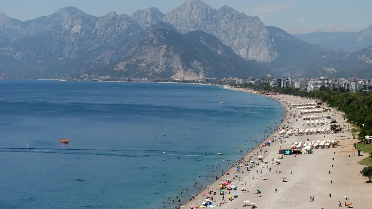 Antalya’da Konyaaltı ve Lara Sahilleri Doldu 6