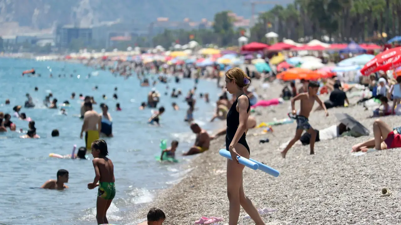 Antalya’da Konyaaltı ve Lara Sahilleri Doldu 8