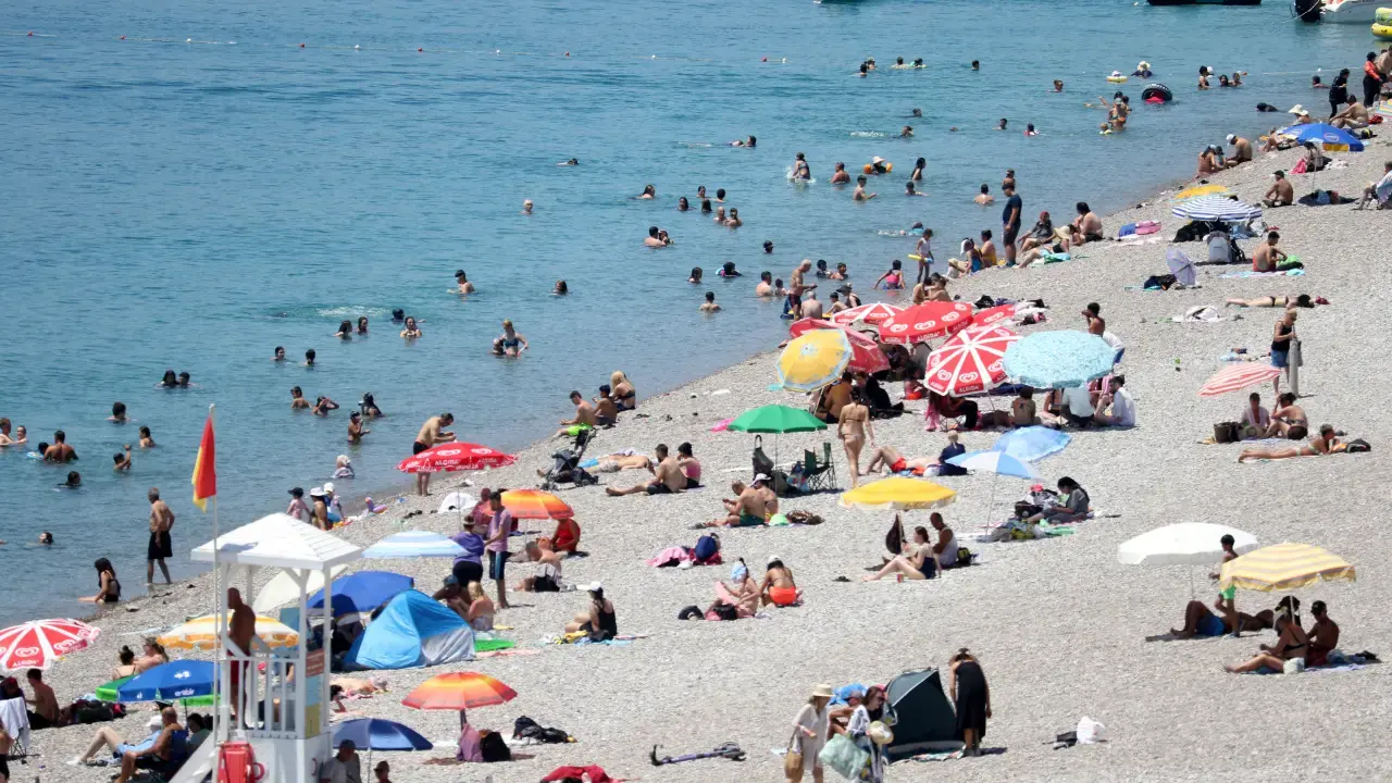 Antalya’da Konyaaltı ve Lara Sahilleri Doldu 1