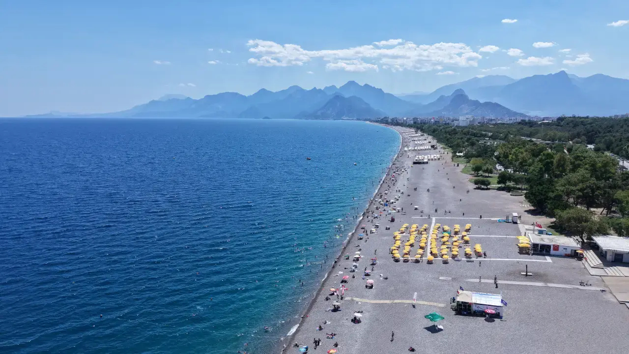 Antalya’da Konyaaltı ve Lara Sahilleri Doldu 3