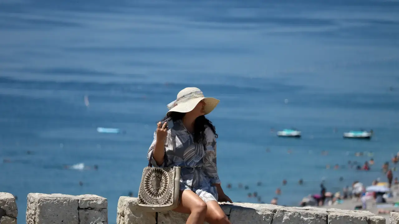 Antalya’da Konyaaltı ve Lara Sahilleri Doldu 4