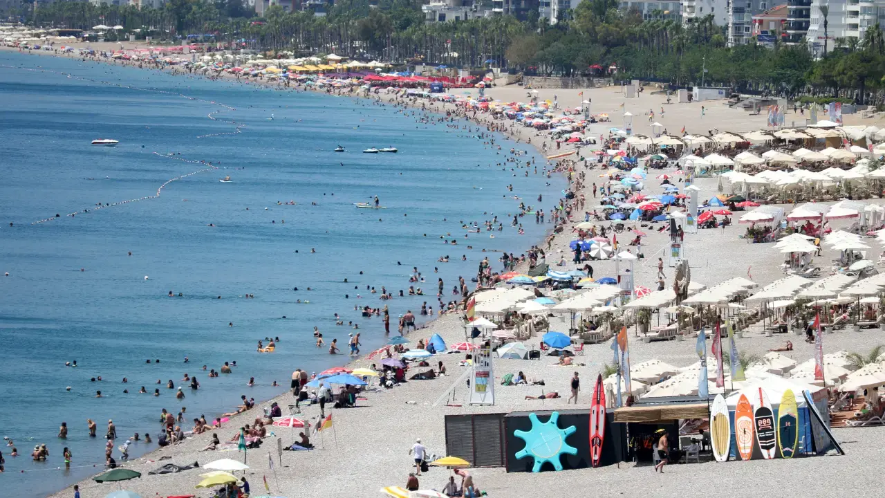 Antalya’da Konyaaltı ve Lara Sahilleri Doldu 7