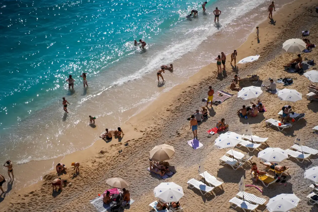 Avrupa'nın İlk 10 Plajı Arasındaki Kaputaş'ta Yaz Sezonu Açıldı 6