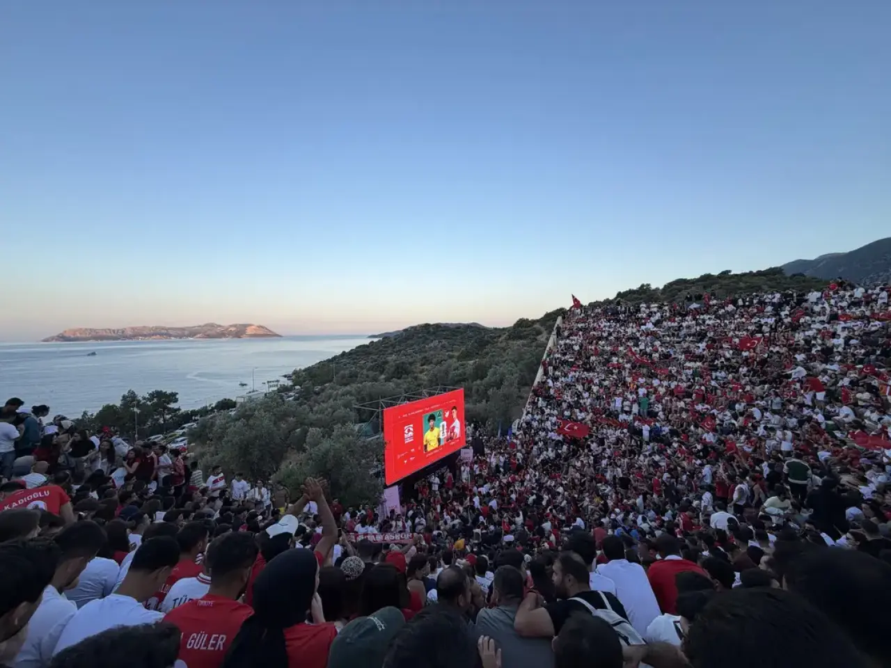 Kaş Antiphellos’ta Dünya Kupası Heyecanı: 2 Bin Yıllık Tiyatroda Milli Takım İçin Tek Yürek Oldular 3