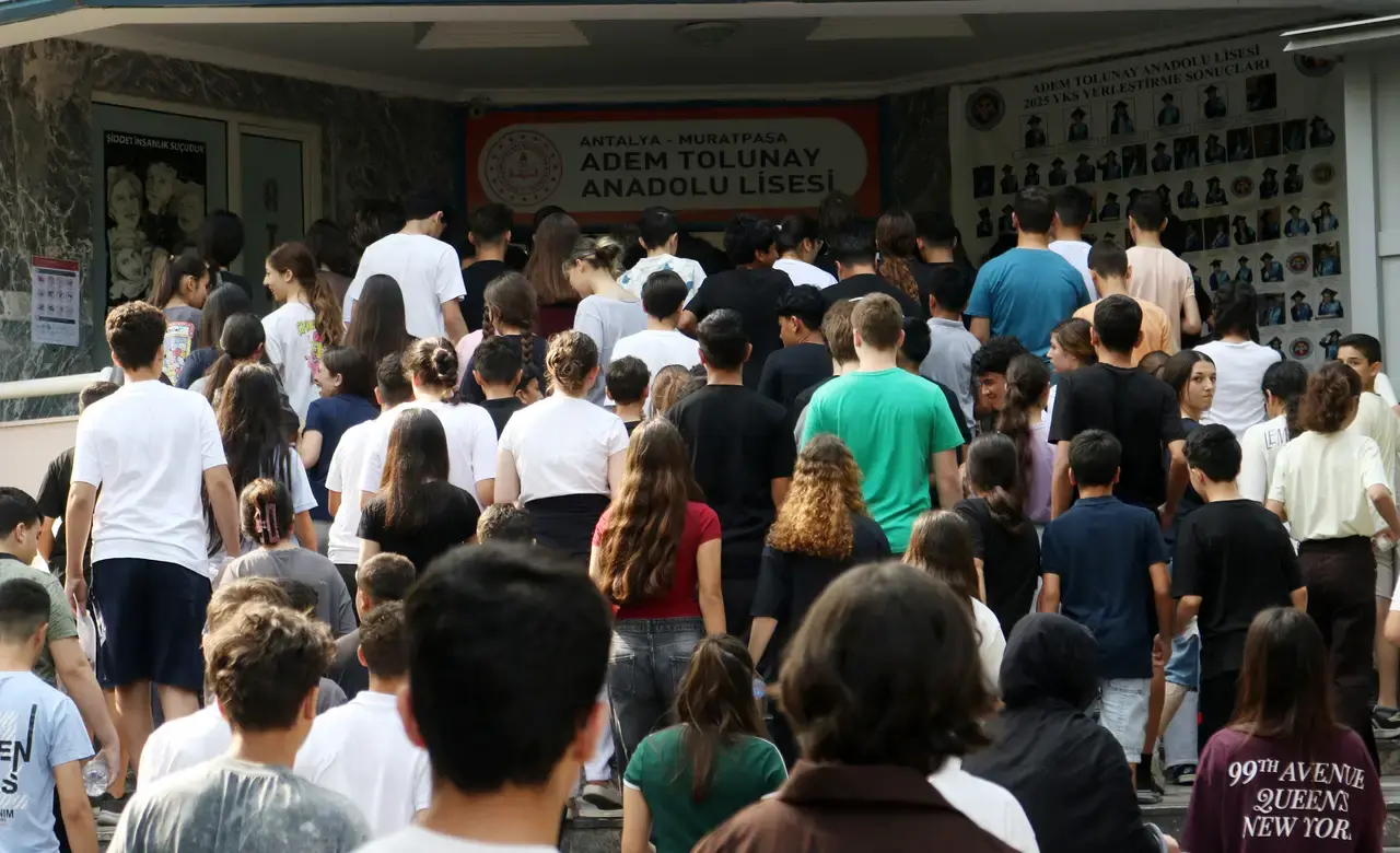 LGS Heyecanı Antalya’yı Sardı! Sıralarda Öğrenciler Dışarıda Aileler Ter Döktü 3