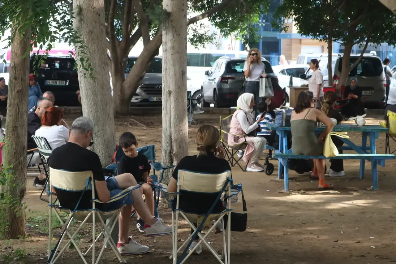 LGS Heyecanı Antalya’yı Sardı! Sıralarda Öğrenciler Dışarıda Aileler Ter Döktü 7