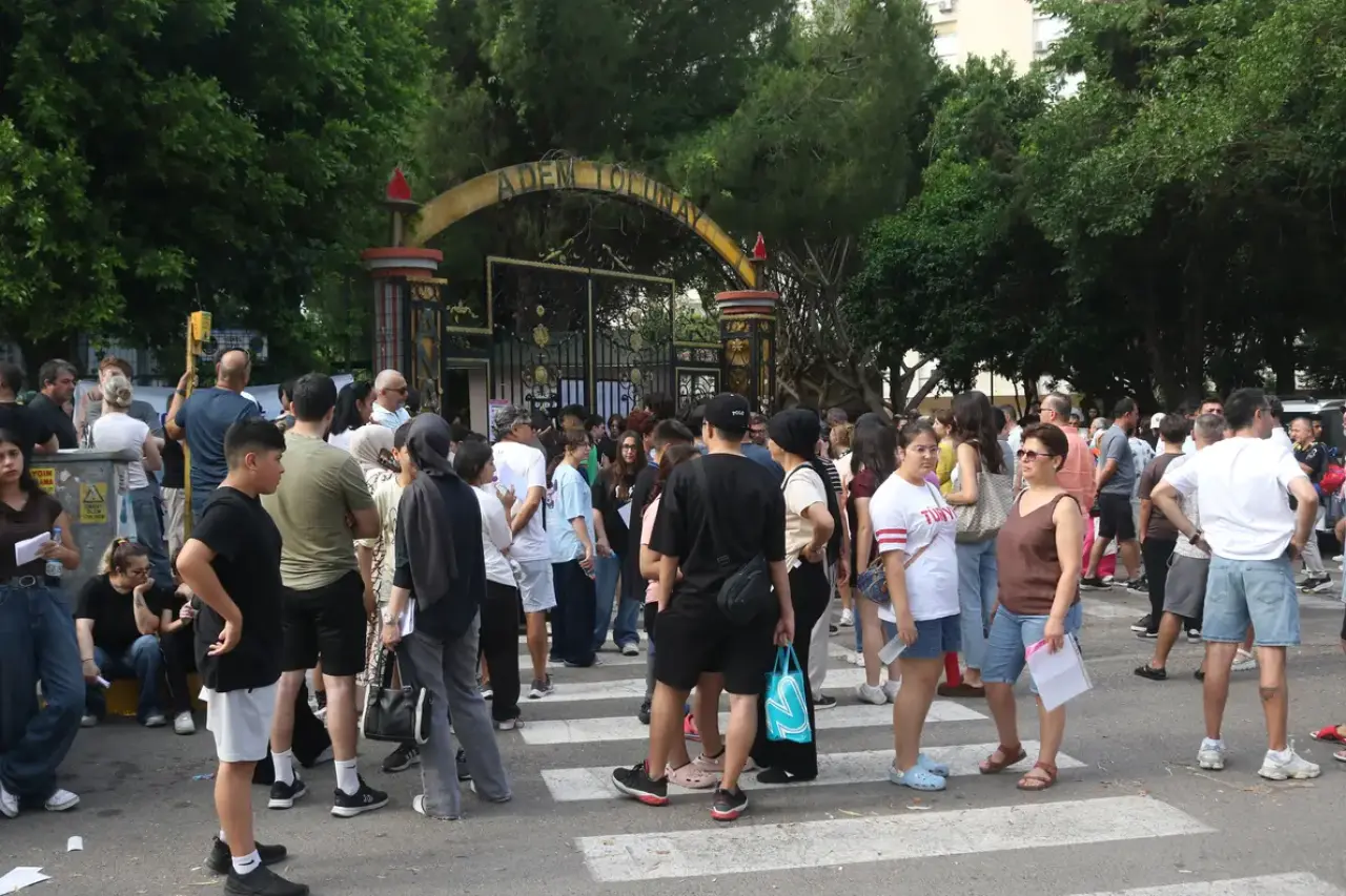 LGS Heyecanı Antalya’yı Sardı! Sıralarda Öğrenciler Dışarıda Aileler Ter Döktü 1