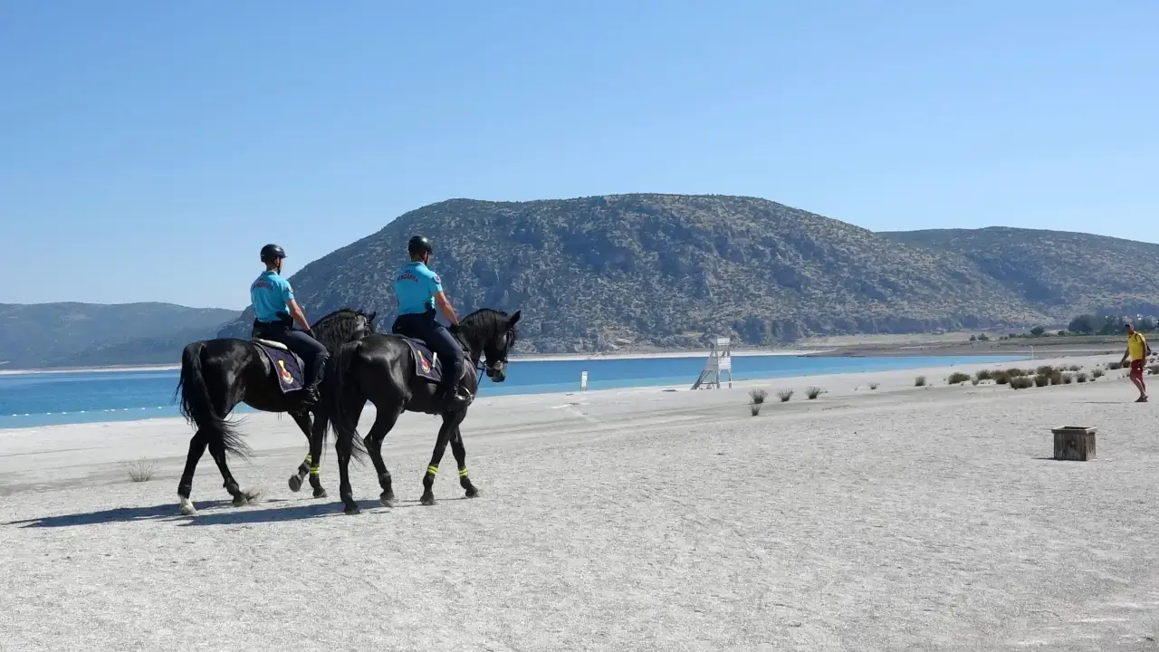 Burdur Salda Gölü'nde Çevre Nöbeti: Atlı Timler Görevde! 4